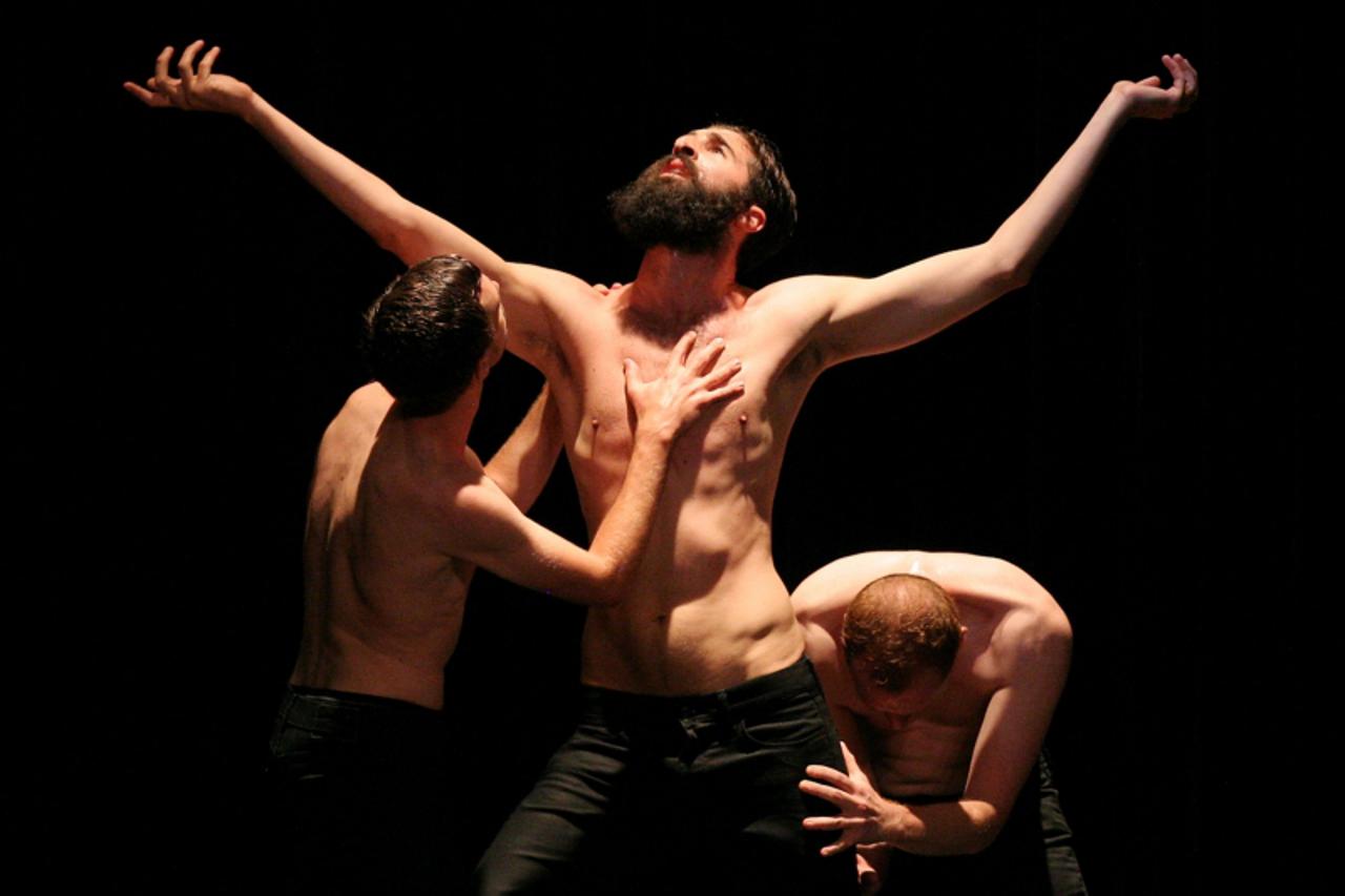 '© Tim Somerset/Maxppp -Montpellier, France le 28 06 2011 -/Festival Montpellier Danse,spectacle au Theatre de Grammont du Tryptyque Shanghai Bolero, du choregraphe Didier Theron, meilleur choregraphe