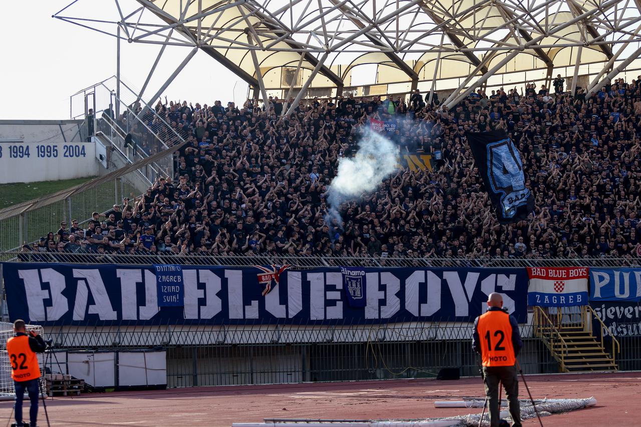 Split: Navijači na tribinama prate utakmicu Hajduk - Dinamo 