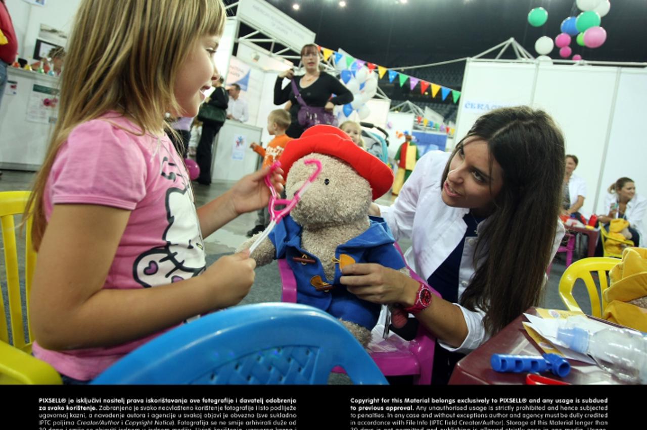 '22.09.2012., Zagreb - 9. Djecji sajam  odrzava se u zagrebackoj Areni. Na pozornicu su izasle poznate mame sa svojom djecom.  Photo: Jurica Galoic/PIXSELL'