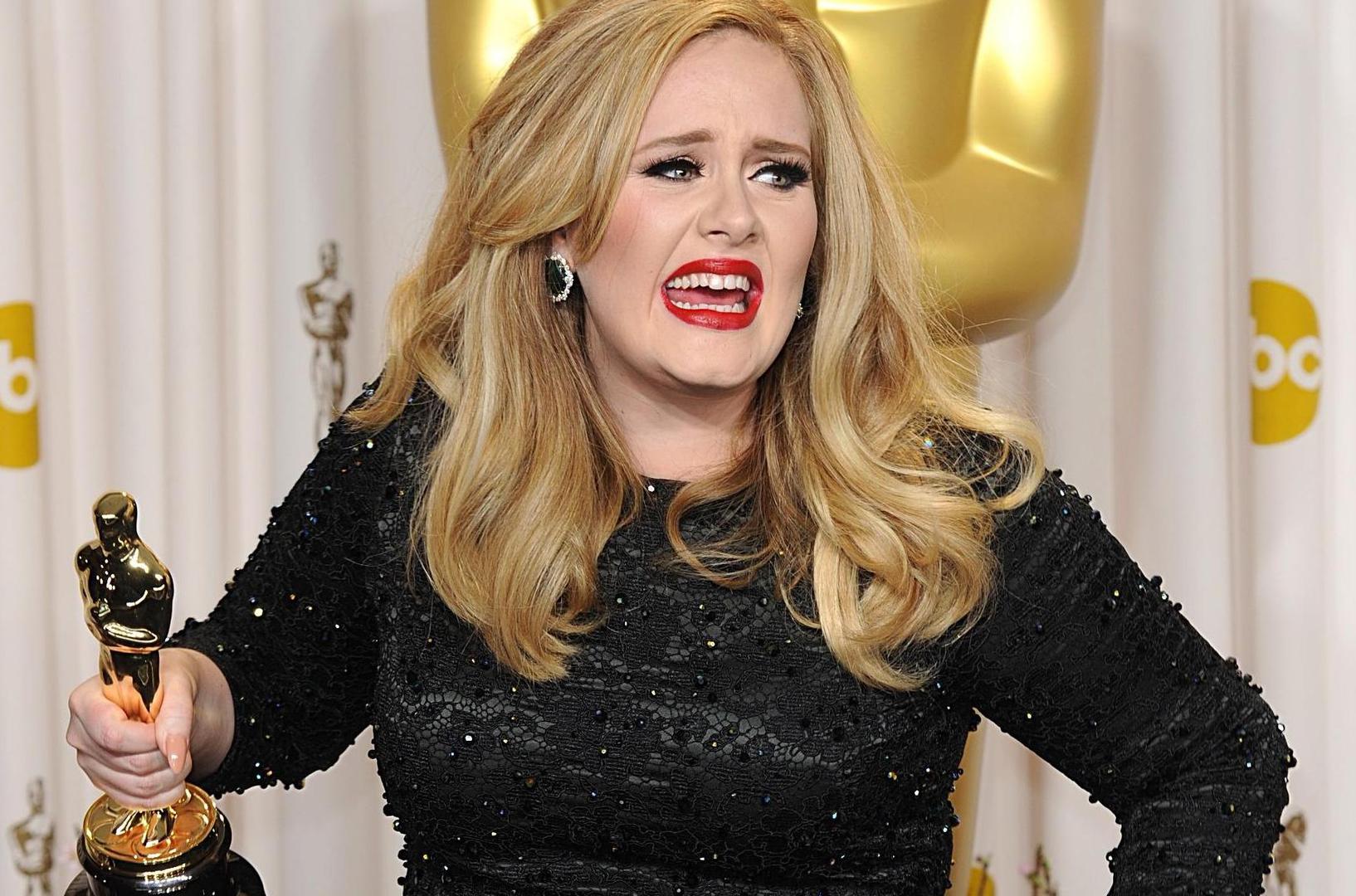 Adele je utjehu nakon razvoda odlučila potražiti u teretani, a na Instagramu je uz fotku s proslave napisala kako je nekoć plakala, a sada se znojim. 