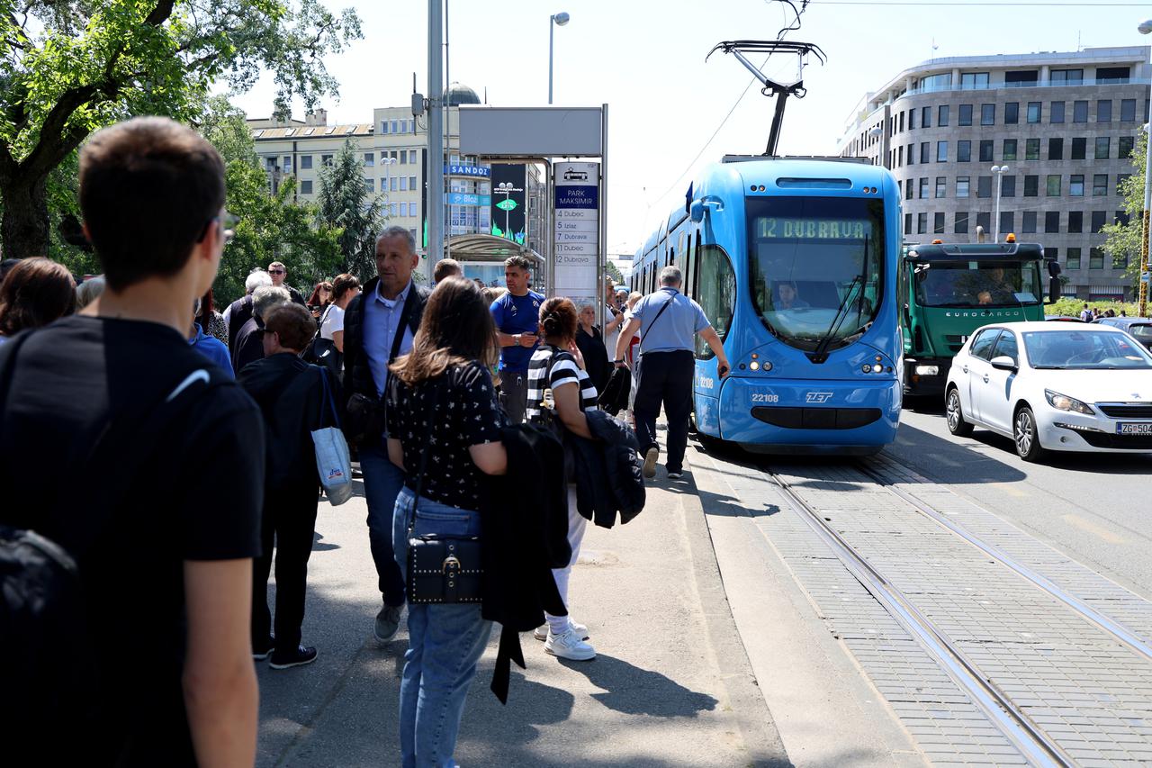 Zagreb: Zastoj tramvaja na Maksimirskoj cesti zbog prometne nezgode, putnike prevoze autobusi