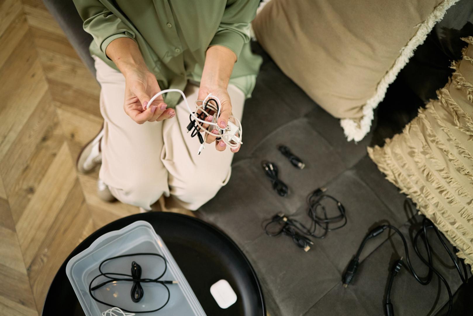 Stari punjači, kablovi i druga elektronika: Ladice s kablovima koji 'možda nekad zatrebaju' klasična su proljetna zamka. Odvojite ono što sigurno koristite, kao što je punjač za mobitel, laptop, slušalice, a sve što ne možete povezati s uređajem izbacite. Elektronički otpad odnesite u za to predviđena mjesta, umjesto da godinama skuplja prašinu.