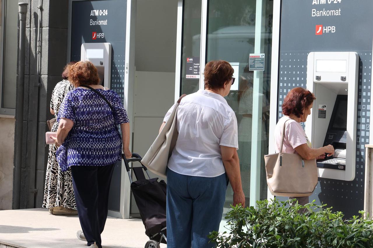 Šibenik: Umirovljenici ?ekaju  ispred banke za podizanje mirovina