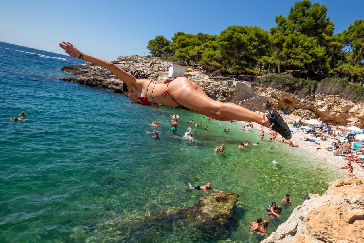 Turisti bezbrižno uživaju na pulskim plažama