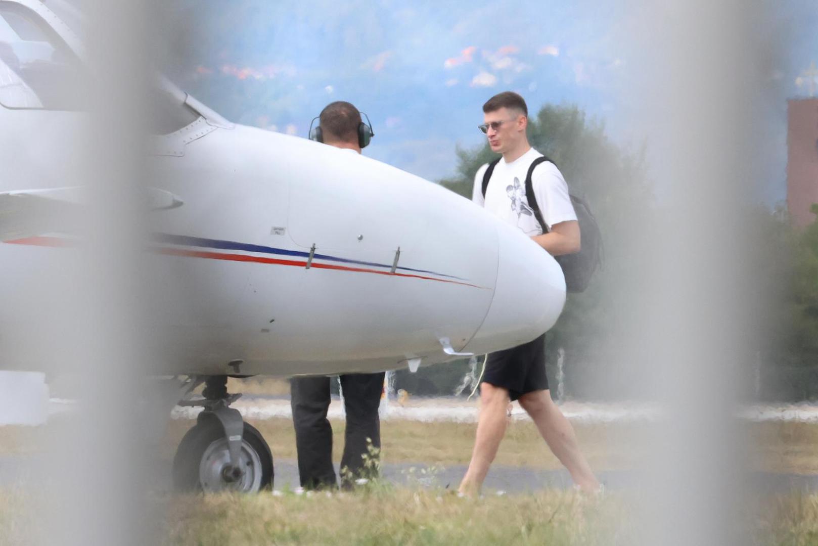 Hrvatski reprezentativac Dominik Livaković bi danas tijekom popodnevnih sati trebao sletjeti u Barcelonu gdje bi trebao dovršiti transfer u katalonskog velikana. Hrvatski vratar nedavno je snimljen prije polijetanja iz Zagreba.