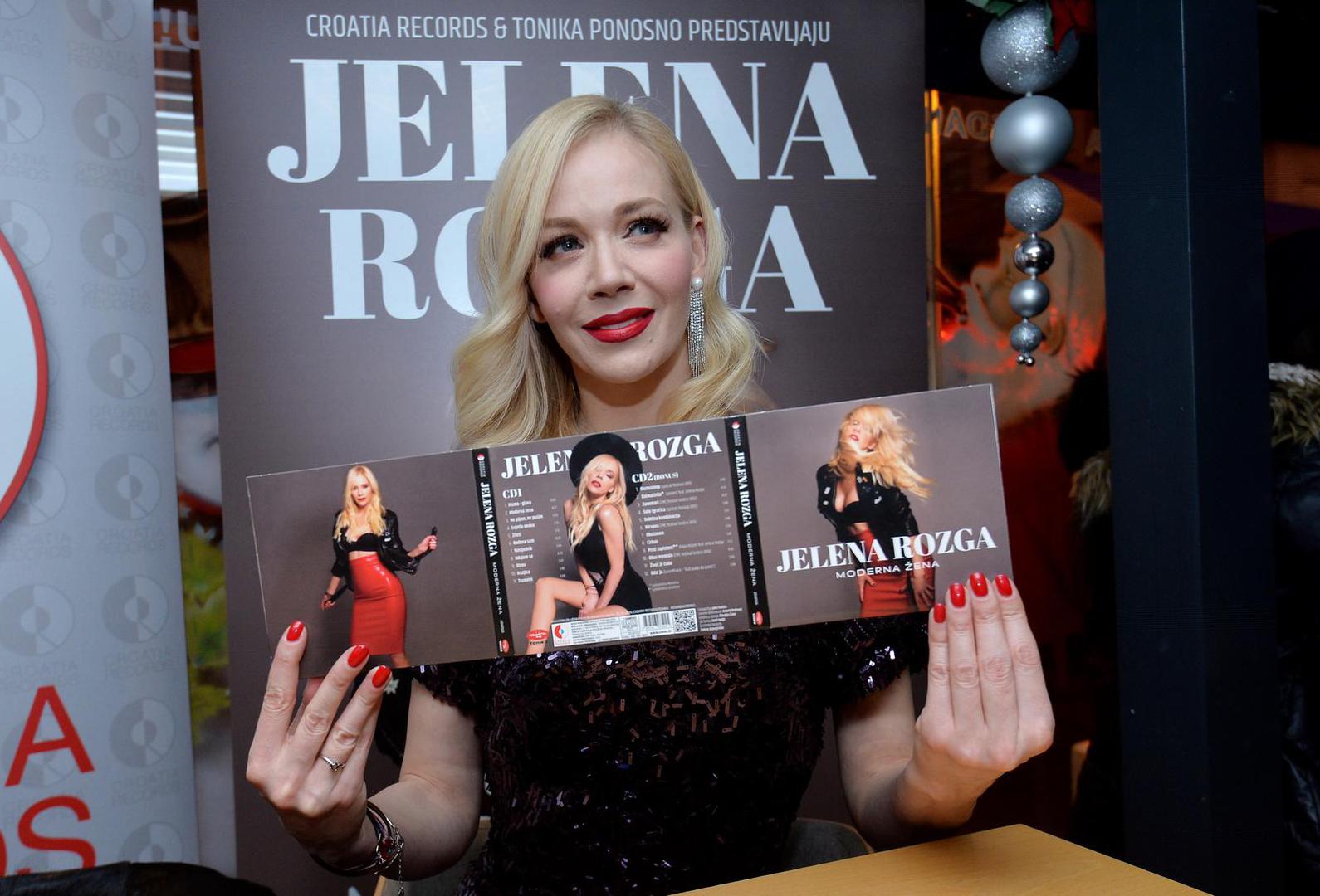 Puno je radila i Jelena Rozga, koja je te godine objavila i album. 