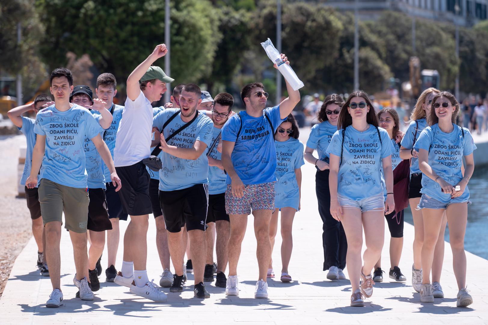 U Zadru se pak slavi skakanjem u more, čime se obilježava i sezona kupanja. 