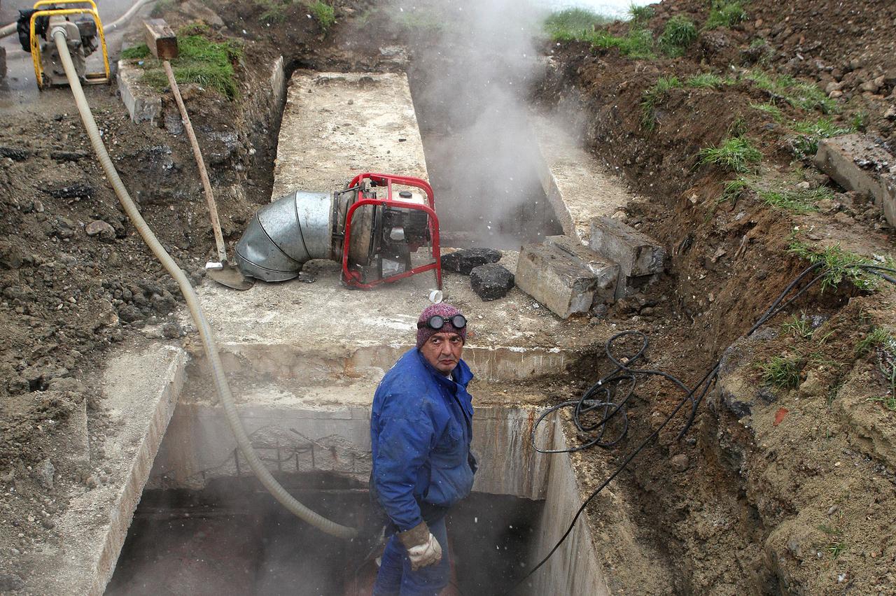 25.03.2013., Zagreb - U zagrebackom naselju Voltino, na raskrizju Klanjecke i Vodnjanske, nocas je doslo do puknuca vrelovoda, te je dio naselja u zapadnom dijelu grada ostao bez grijanja i tople vode. Photo: Patrik Macek/PIXSELL