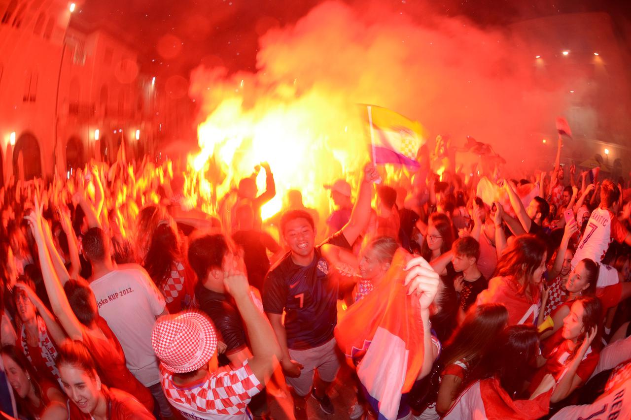 Navijači na pulskom Forumu slave pobjedu Hrvatske nad Engleskom u polufinalu SP-a
