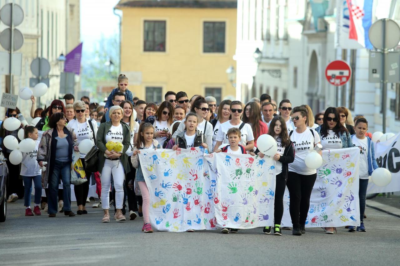 Brođani prosvjeduju na Markovom trgu zbog onečišćenog zraka i vode