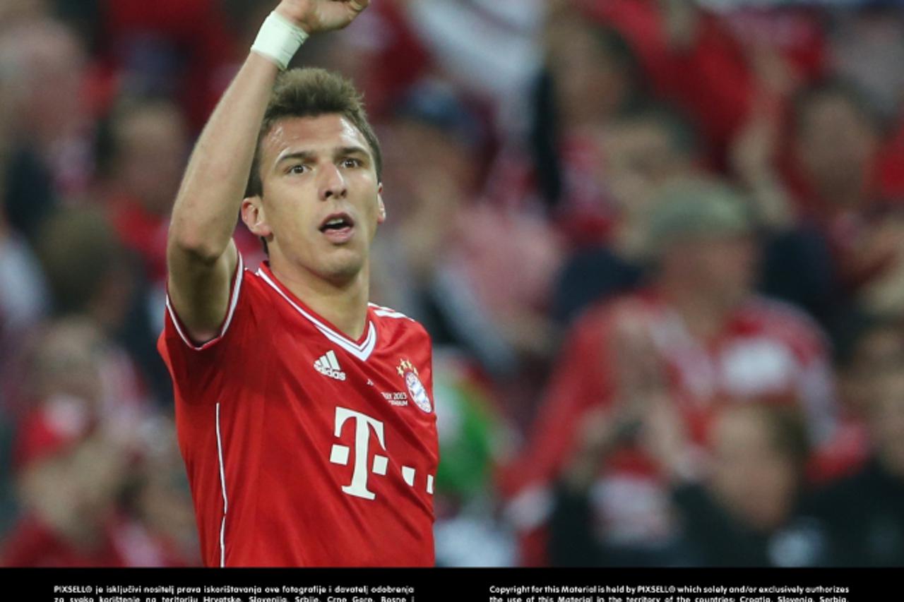 'Bayern Munich's Mario Mandzukic (L) celebrates after scoring during the UEFA soccer Champions League final between Borussia Dortmund and Bayern Munich at Wembley stadium in London, England, 25 May 2