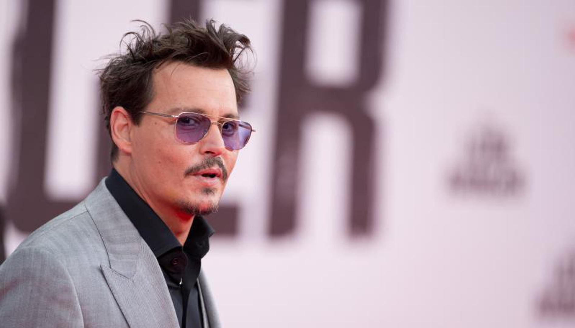 Johnny Depp samo je u 2016. godini potrošio čak 21 milijun funti! Financijska izvješća govore kako je tjedno samo na vino trošio 24 tisuće funti, 159 tisuća funti trošio je na privatne zrakoplove, a poslugu od 40 ljudi mjesečno je plaćao 238 tisuća funti. Trošio je suludo na nekretnine, naime imao je čak 14 nekretnine od čega i jedan dvorac i jedno otočje. Depp je godinama zatvarao oči pred stanjem svog računa sve dok nije došao do samog ruba i potpisivanja bankrota.