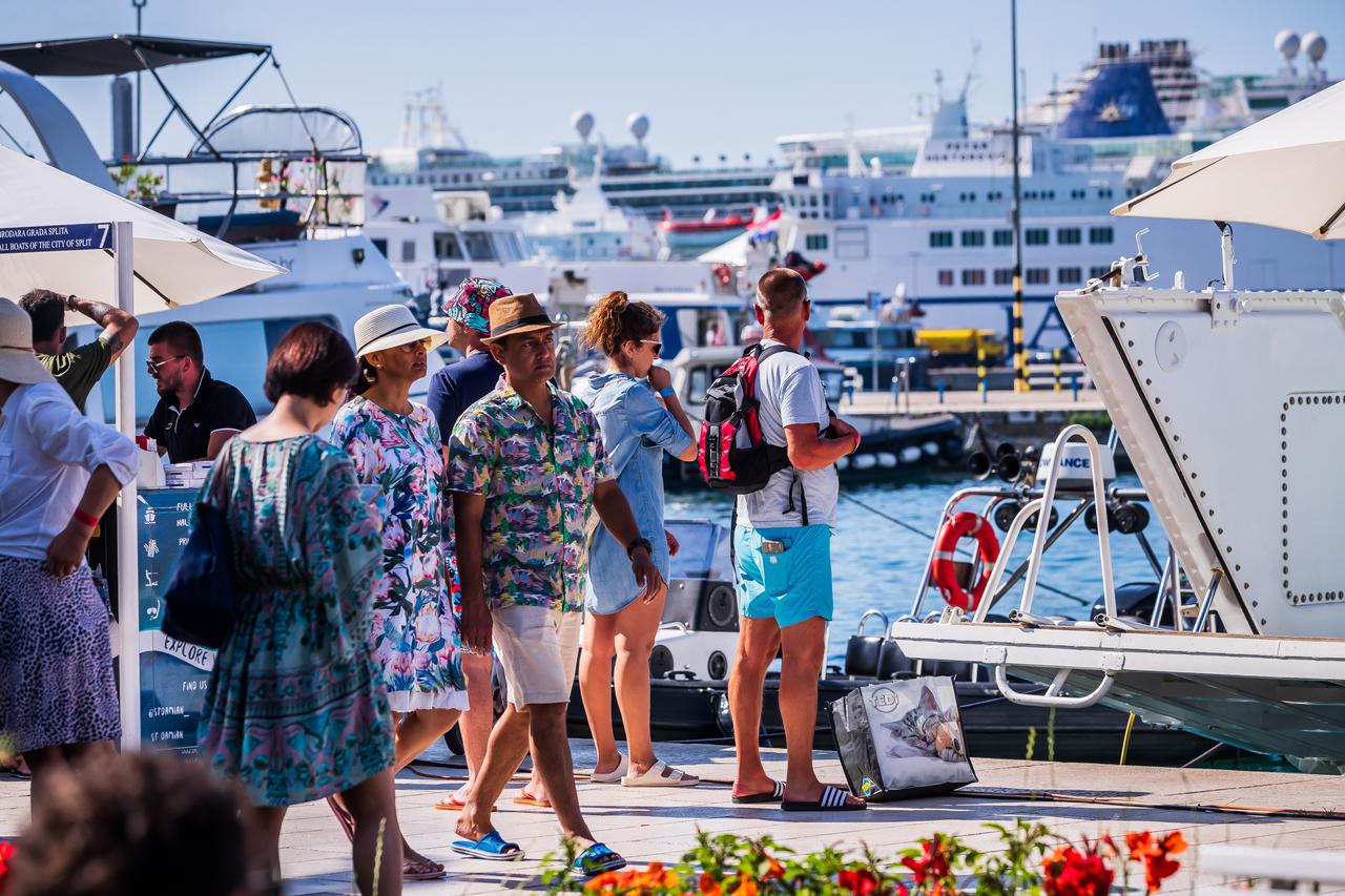Split: Brojni turisti u šetnji gradskom rivom