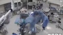 VIDEO Potres zatresao bolnicu usred operacije: Liječnici pridržavali stol i štitili pacijenta dok su predmeti letjeli