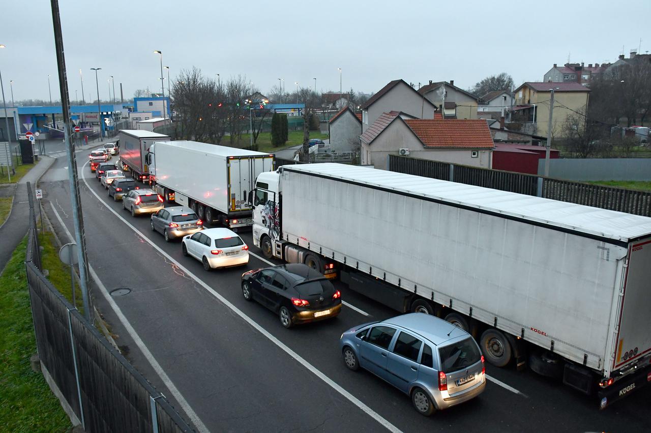 Pojačan promet vozila na graničnom prijelazu u Slavonskom Brodu