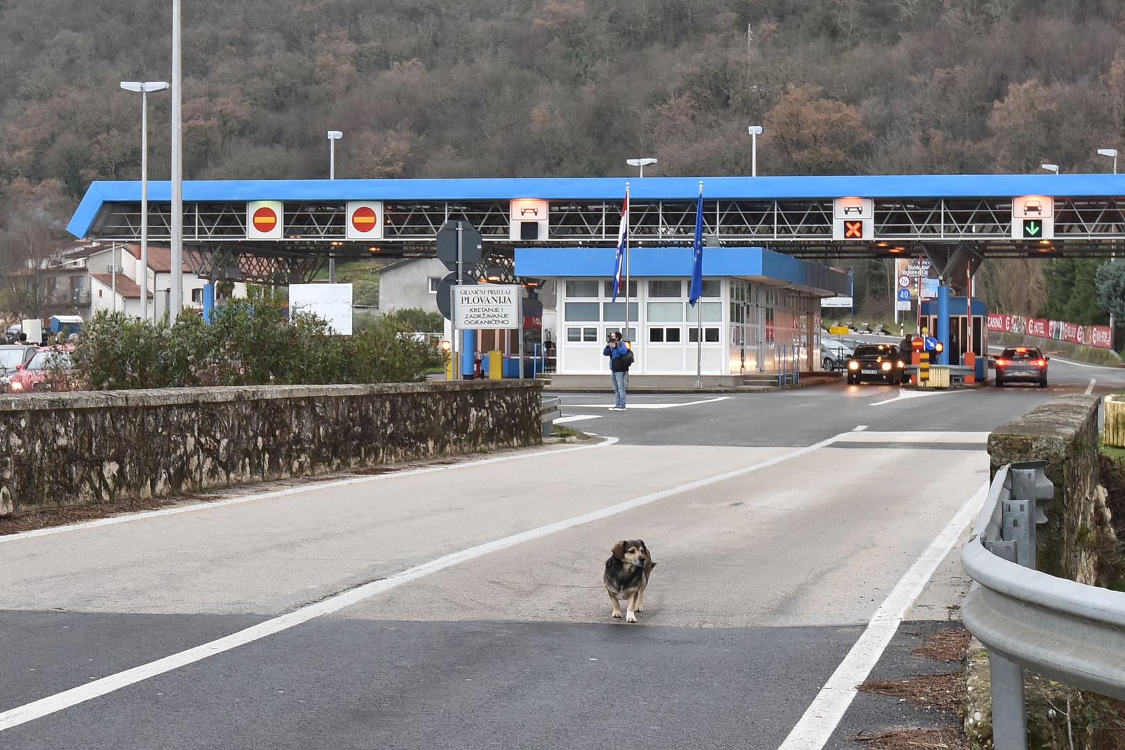 Pixsellov fotoreporter Duško Marušić uhvatio je danas ovog simpatičnog mješanca u njegovoj svakodnevnoj šetnji između dvije države. 