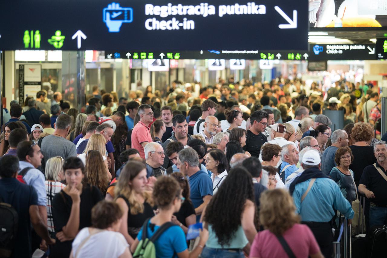 24.08.2016., Zagreb -  U Medjunarodnoj zracnoj luci Zagreb pojacan je promet za vrijeme ljetnih mjeseci. guzva na Check - inu. Photo: Davor Puklavec/PIXSELL