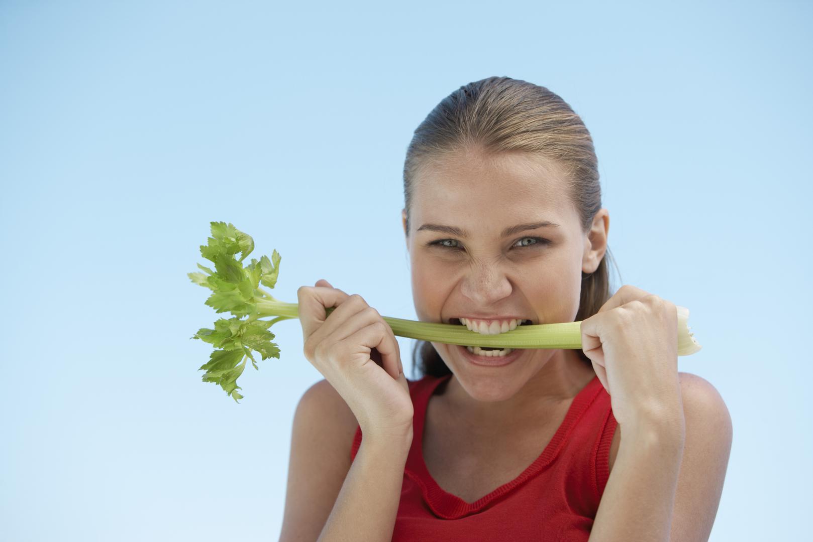 Stabljike celera – Sprečavaju sušenje kože jer su pune kalija koji regulira loš utjecaj soli na naš organizam te pomaže pri zadržavaju vode i tako hidratizira kožu.