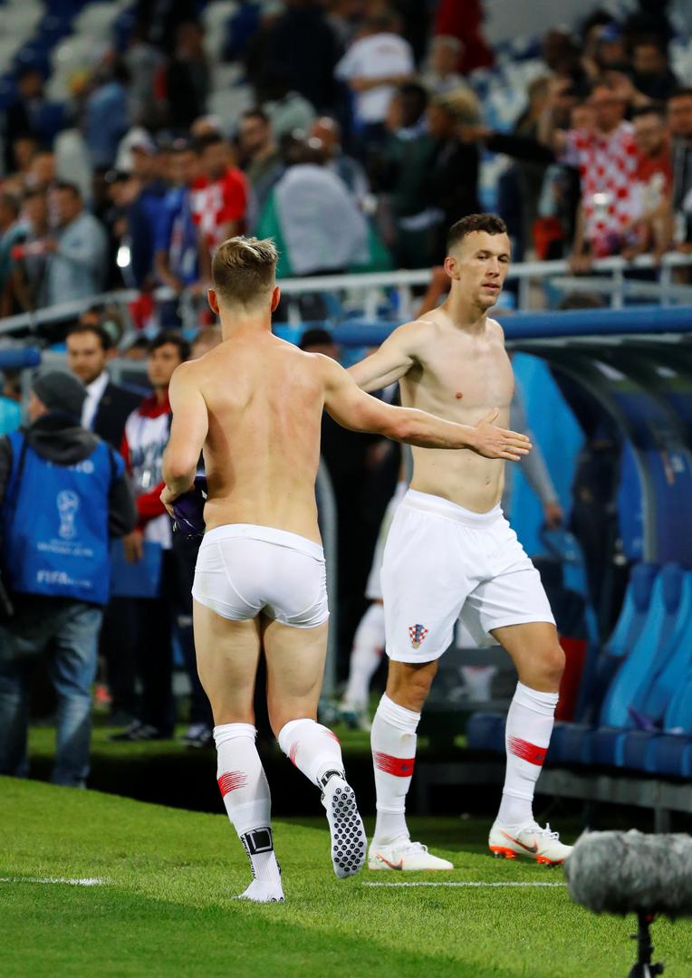 Navijačima su se zahvalili bacivši im dresove, a Ivan Rakitić ostao je samo u gaćama.
