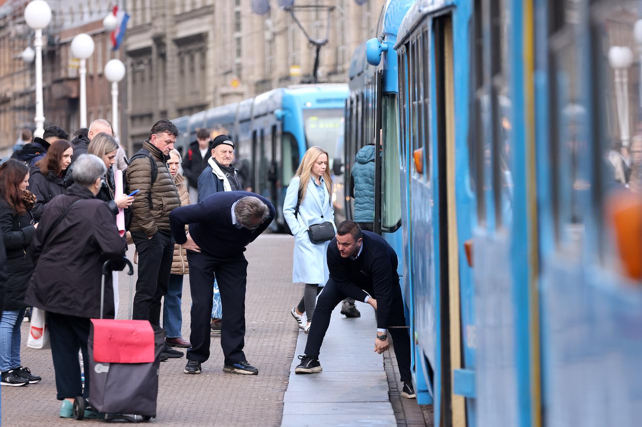 Zagreb: Na Trgu se pokvarila šestica. Petak 13. ili samo stari tramvaj koji je vidio i bolja vremena?