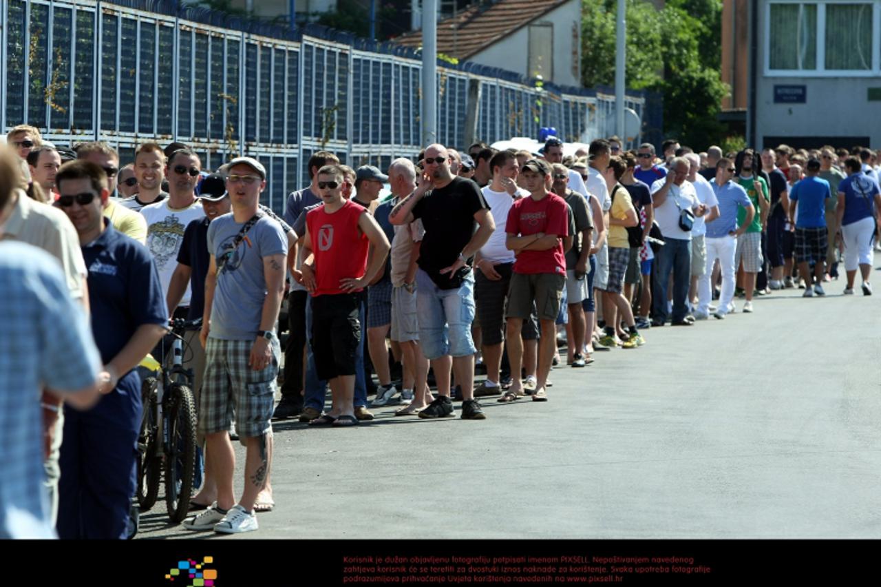 '11.0.2011., Borongaj, Zagreb - Danas nesto prije 9 sati pocela je prodaja ulaznica za prvu utakmicu 2. pretkola Lige prvaka izmedju Dinama i Neftchija, a guzve na blagajnama napravile su se i prije. 