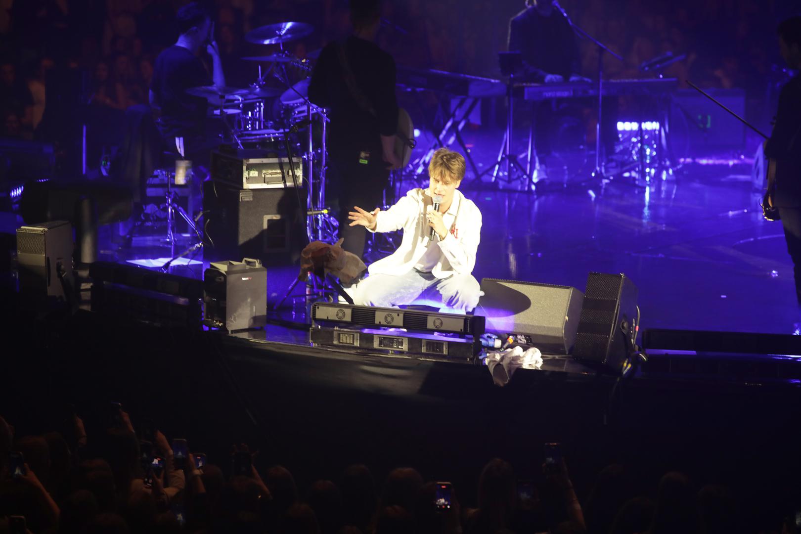 Otvaranje uz njegov prvi hit "Polje ruža" pokazalo je da riječku publiku očekuje večer koja će se još dugo prepričavati. "Dobra večer, Rijeko. Nadam se da ste dobro i spremni da pjevamo i plešemo na najjače. Publika u Splitu je bila fenomenalna, jedva čekam čuti kakvi ste vi", poručio je.