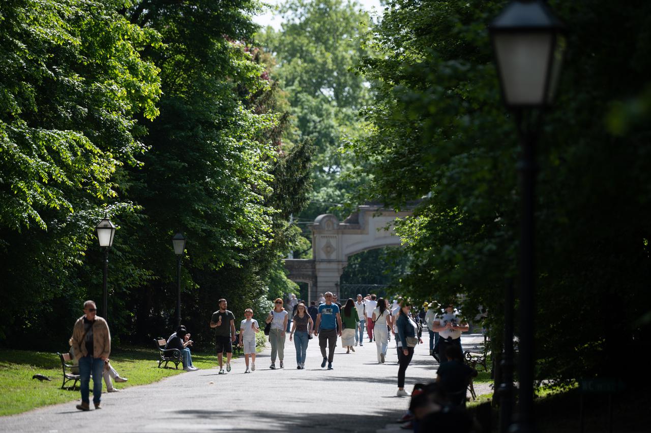 Zagreb: Građani iskoristili sunčan dan za šetnju po Maksimiru