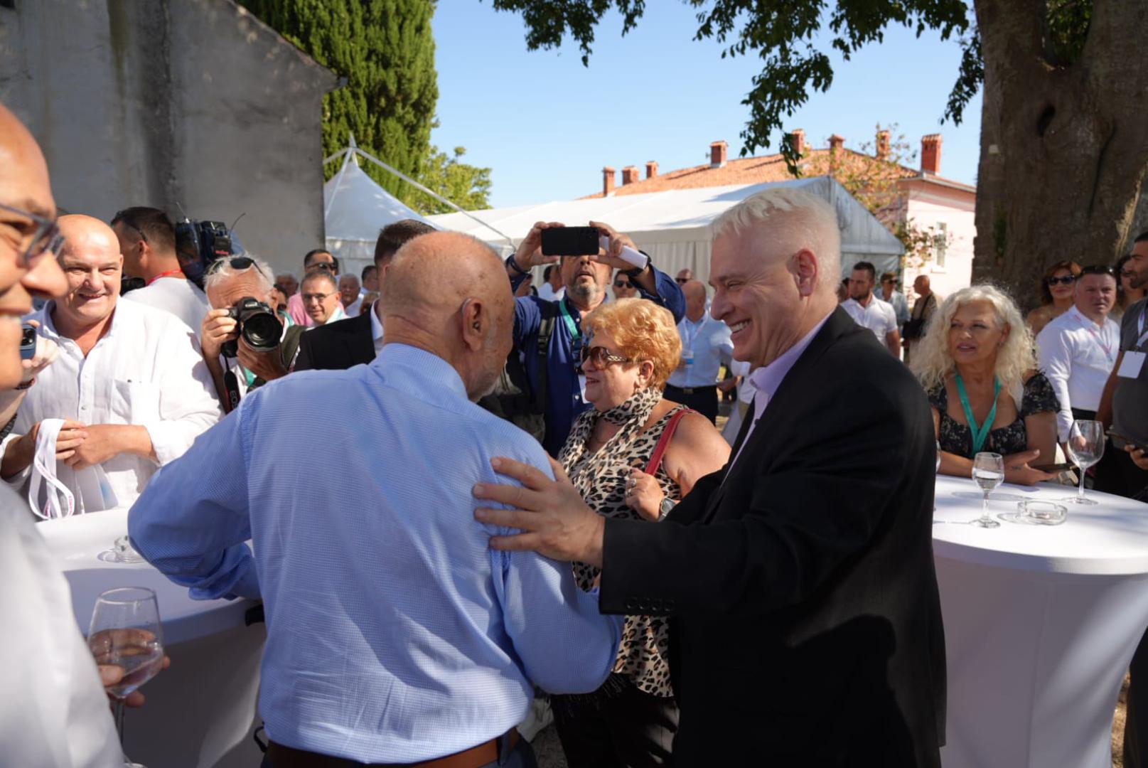 
Publika na trkalištu ispratila je njihove dolaske uz veliki interes, a redovi posjetitelja i turisti iz cijele Istre i šire regije stvaraju atmosferu svečanosti. 