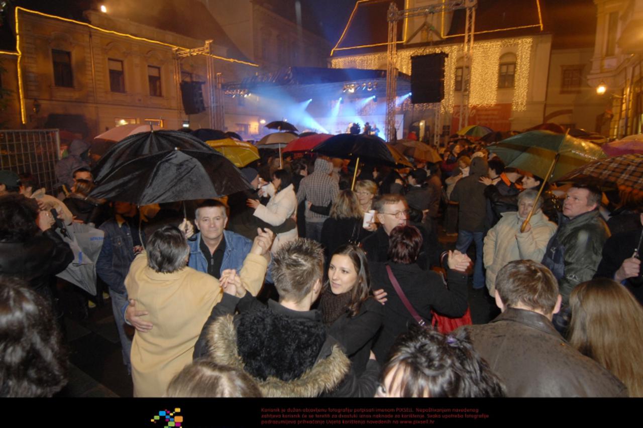 '01.01.2010., Varazdin, Hrvatska - Varazdinci novu 2010. docekali na varazdinskom korzu i u Novu godinu usli plesom. Photo: Marko Jurinec/PIXSELL'
