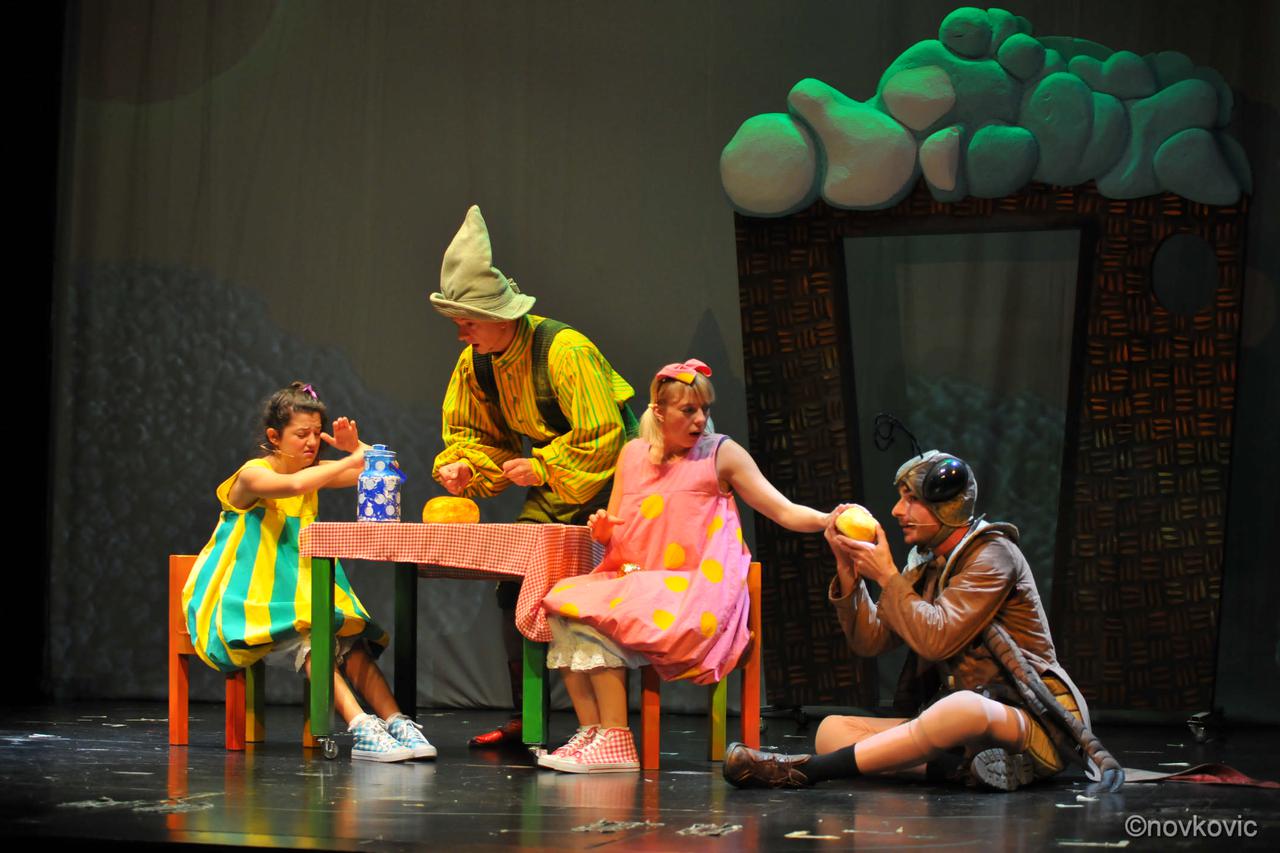 Scena iz predstave “Naša mama je postala zmaj"