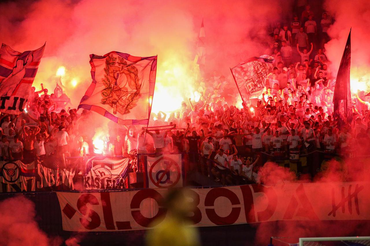 Neizostavna kulisa derbija - bakljada BBB-a i Torcide