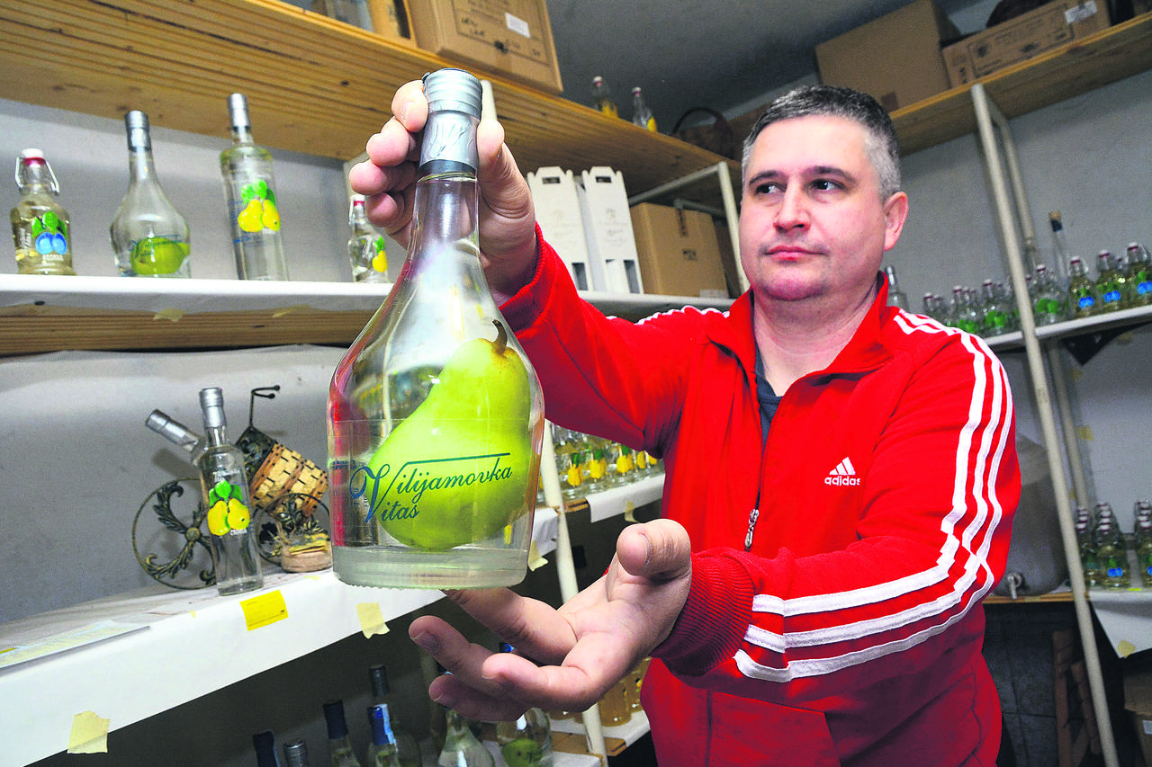 Milan Vitas proizvodi viljamovku, šljivovicu, medovaču, dunjevaču i jabukovaču