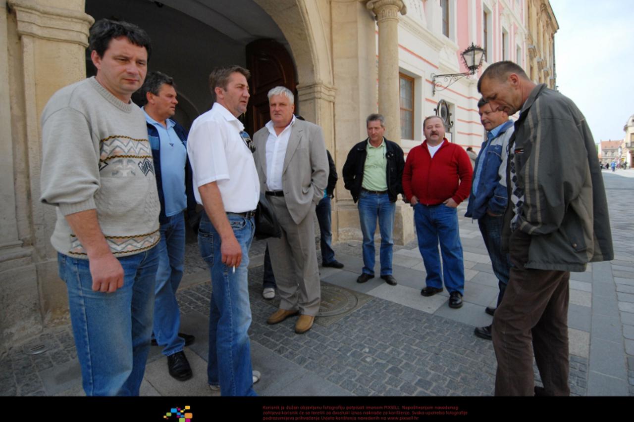 '11.05.2010., Franjevacki trg, Varazdin - Radnici tvrtke Varazdin bus prosvjedovali su ispred Zupanijske palace. Primio ih je zupan Predrag Stromar.  Photo: Marko Jurinec/PIXSELL'