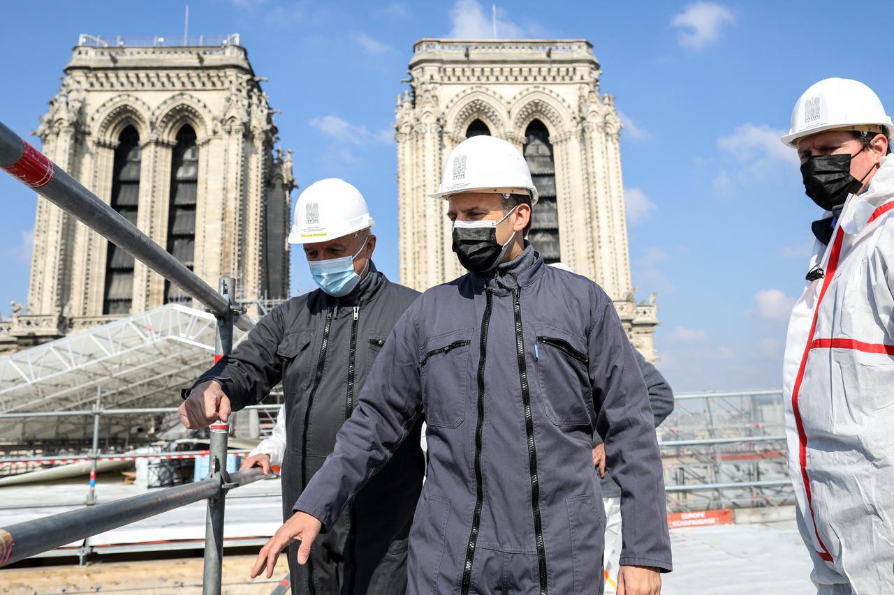 Le président Emmanuel Macron visite le chantier de reconstruction de la cathédrale Notre Dame de Paris