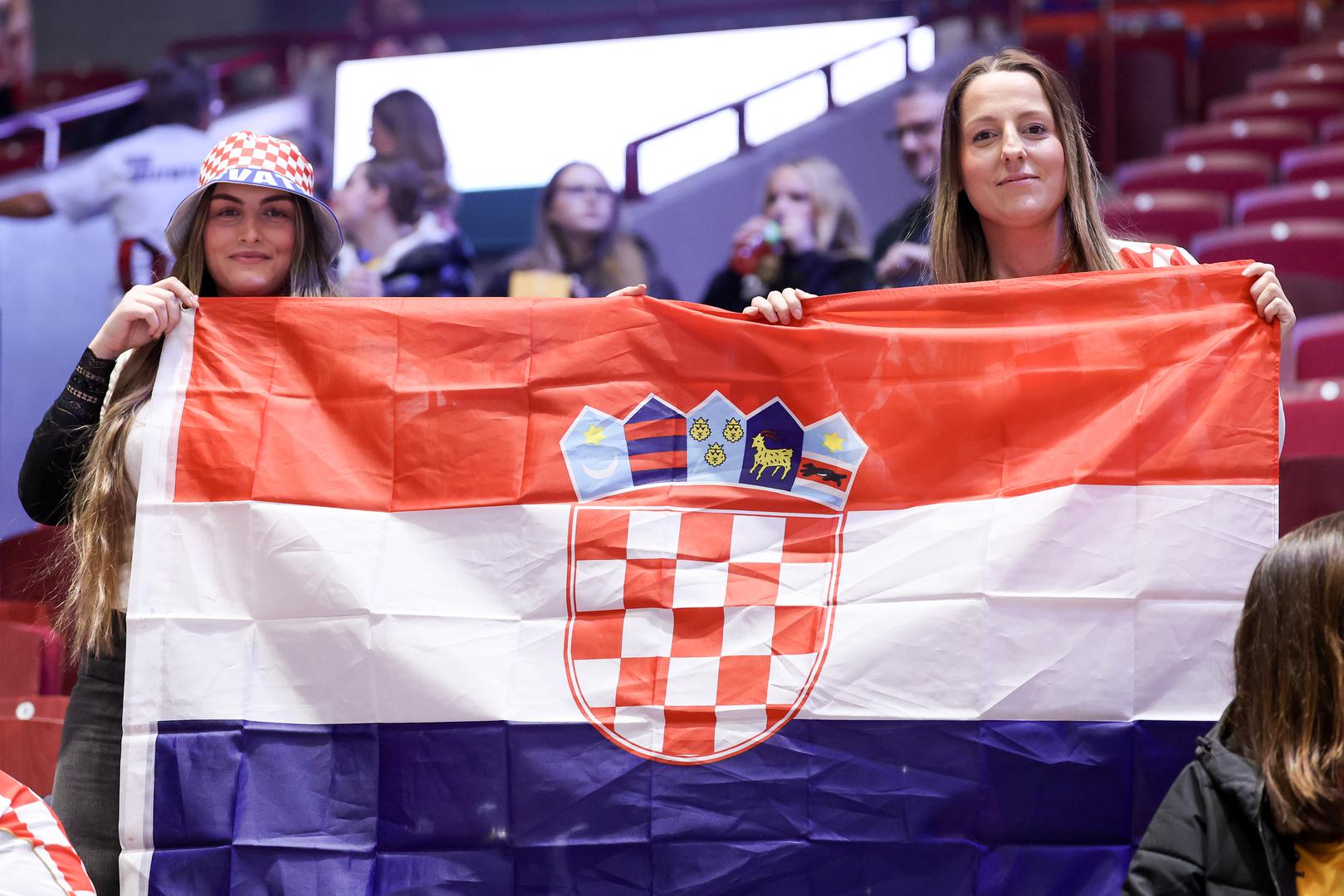 Kako turnir odmiče, tako raste i broj naših navijača na tribinama koji su danas puno glasniji od uvijek brojnih mađarskih navijača