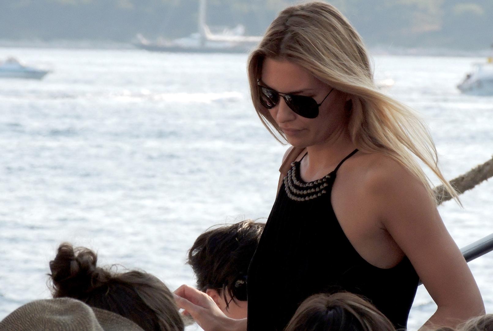 Vanja Halilović, nekadašnja voditeljica i Loto djevojka, zapažena je pojavom na spektakularnoj proslavi stotog rođendana prestižnog zagrebačkog hotela Esplanade. 