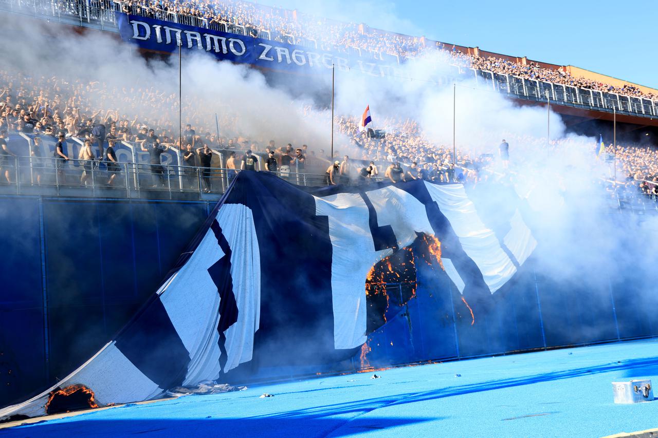 Torcida zapalila veliki transparent Bad Blue Boysima