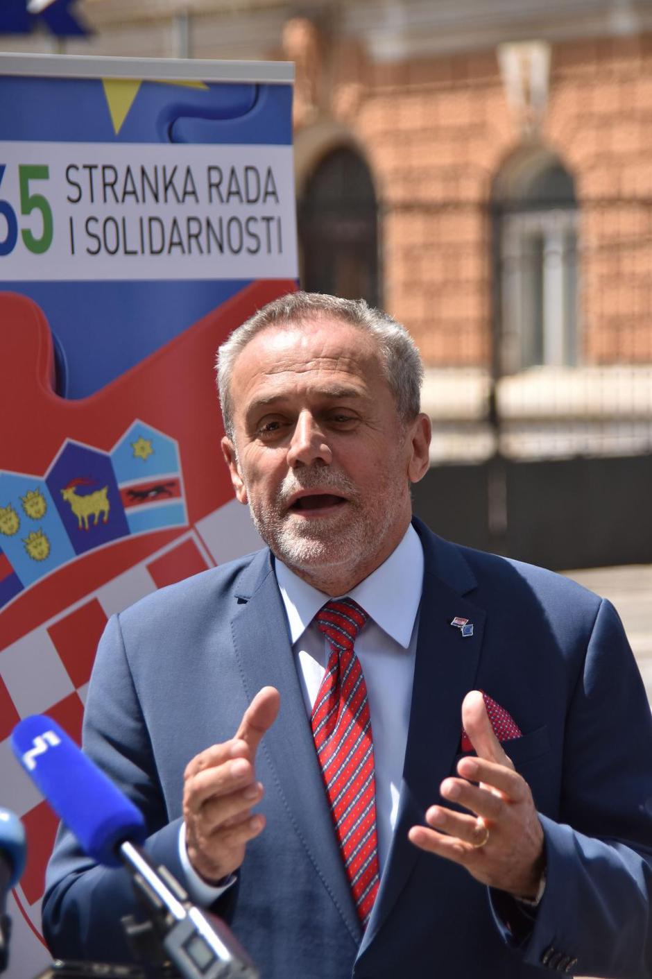 Konfernecija za medije Milana Bandića ispred porte Uljanika