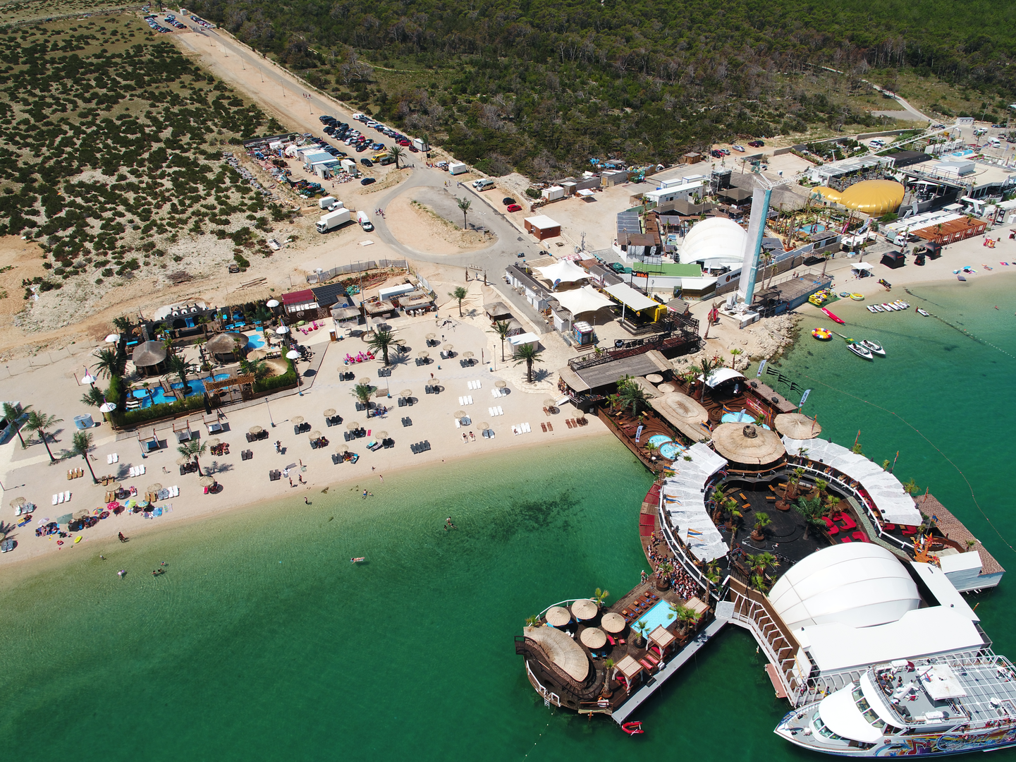 Zrće, najpoznatija domaća ljetna destinacija partijanera snimljena je i iz zraka i ovako Zrće izgleda tijekom dana kada se partija malo sporijim tempom. 