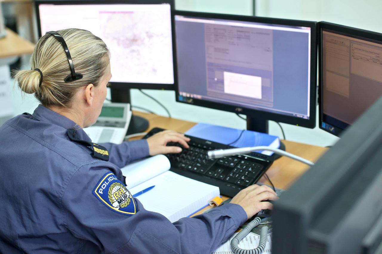 05.10.2015., Zagreb - U PU Zagrebackoj svecano su otvorena tri modernizirana Operativno-komunikacijska centra policije (Zagreb, Split i Rijeka) te je odrzano predstavljanje projekta e-policija i projekta u kojem policajci nose kamere na sebi i imaju lapto