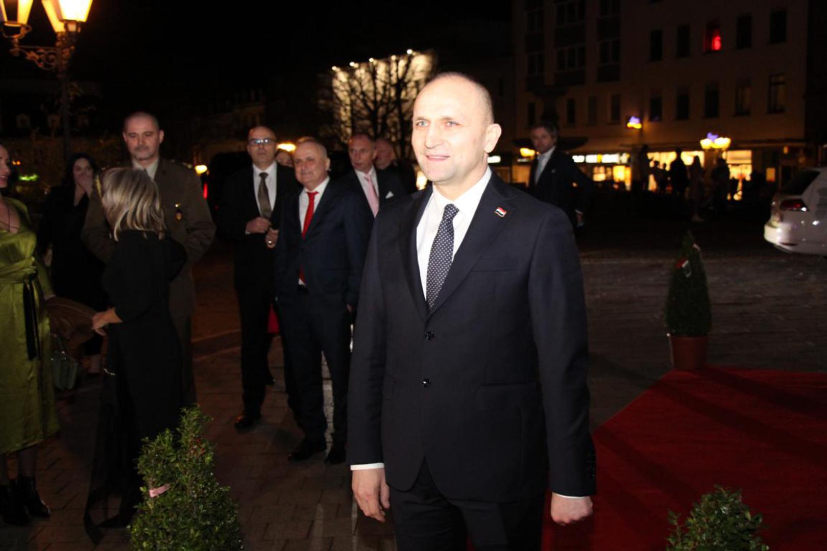 Osim dobitnika Večernjakove domovnice u Bad Homburgu su mnogi visoki uzvanici među kojima je potpredsjednik Vlade RH i ministar obrane Ivan Anušić. 