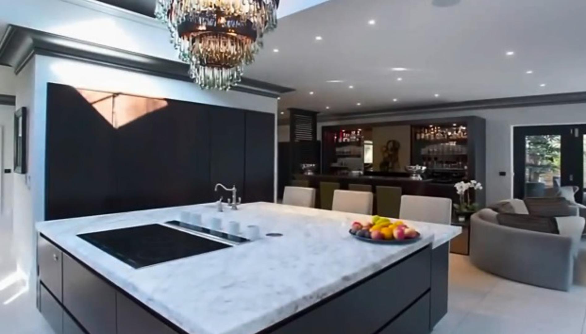 Dodajmo kako se vila nalazi u naselju Cheshire, a švedski nogometaš tamo je u najmu i za nju mjesečno plaća oko 20 tisuća eura.