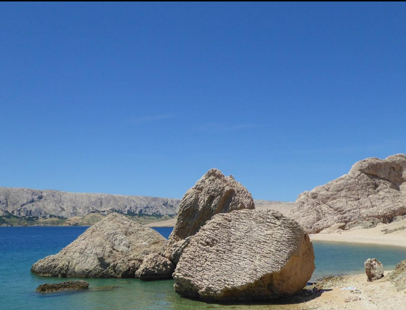 Plaža Beritnica nalazi se u mjestu Metajna na Pagu. Na njoj se nalaze tri velike kamene stijene, a ta prirodna instalacija uistinu je nezaboravan prizor. Radi se o šljunčanoj plaži do koje je moguće doći jedino pješice ili brodom.