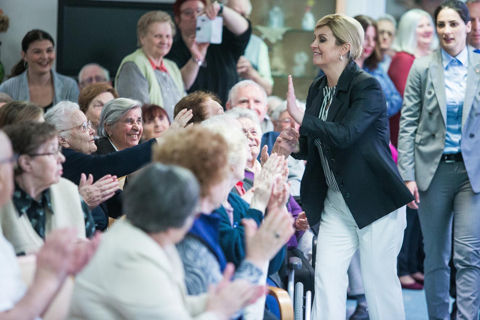 Prvo je posjetila Centar za autizam, a nakon toga a Dom za stare i nemoćne.