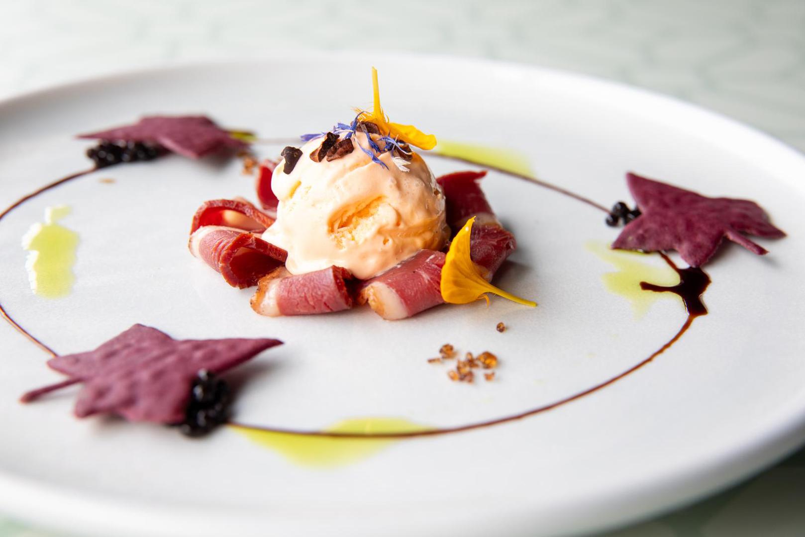 24.10.2022.,  Osijek - ​Restoran Lipov hlad, chef Ivan Dukic i njegov sladoled od narance sa chiliem i dimljena patka Photo: Borna jaksic/PIXSELL