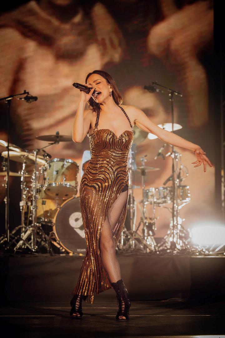 Koncert je dodatnu simboliku dobio i zbog datuma održavanja, večer uoči Dana žena. Naime, Severinu mnogi već godinama doživljavaju kao glas žena, umjetnicu koja kroz svoje pjesme i javne istupe snažno zagovara prava žena i progovara o temama koje pogađaju brojne generacije. Upravo je ta dimenzija njezine umjetničke osobnosti dala sisačkom nastupu dodatnu težinu, pretvarajući večer zabave u događaj koji je nosio i snažnu emotivnu poruku.