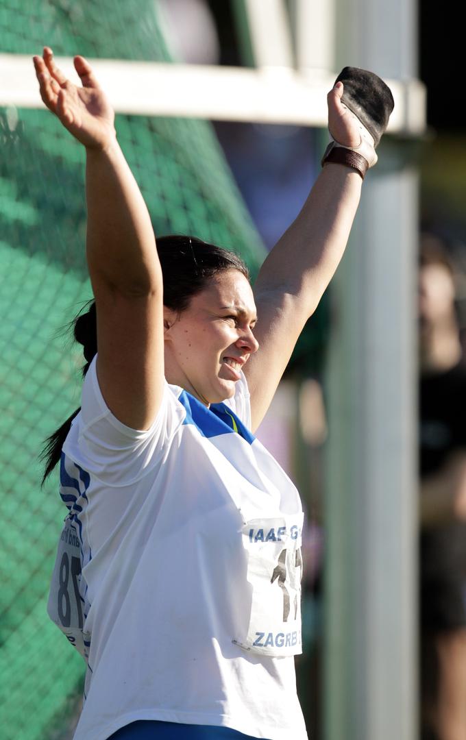 - Od mene nitko ne očekuje ništa posebno pa ja mogu samo ugodno iznenaditi. A prvi mačići ionako se u vodu bacaju. Ovaj će mi ples ići mnogo bolje, kao i standardni plesovi. Plešući cha cha cha nisam se baš snašla. Za latino plesove žena mora biti prava koketa i zavodnica, a ja to nisam - skromno je rekla Ivana za Gloriju, koja je profesionalnu karijeru prekinula zbog posljedica ozljeda leđa i koljena.