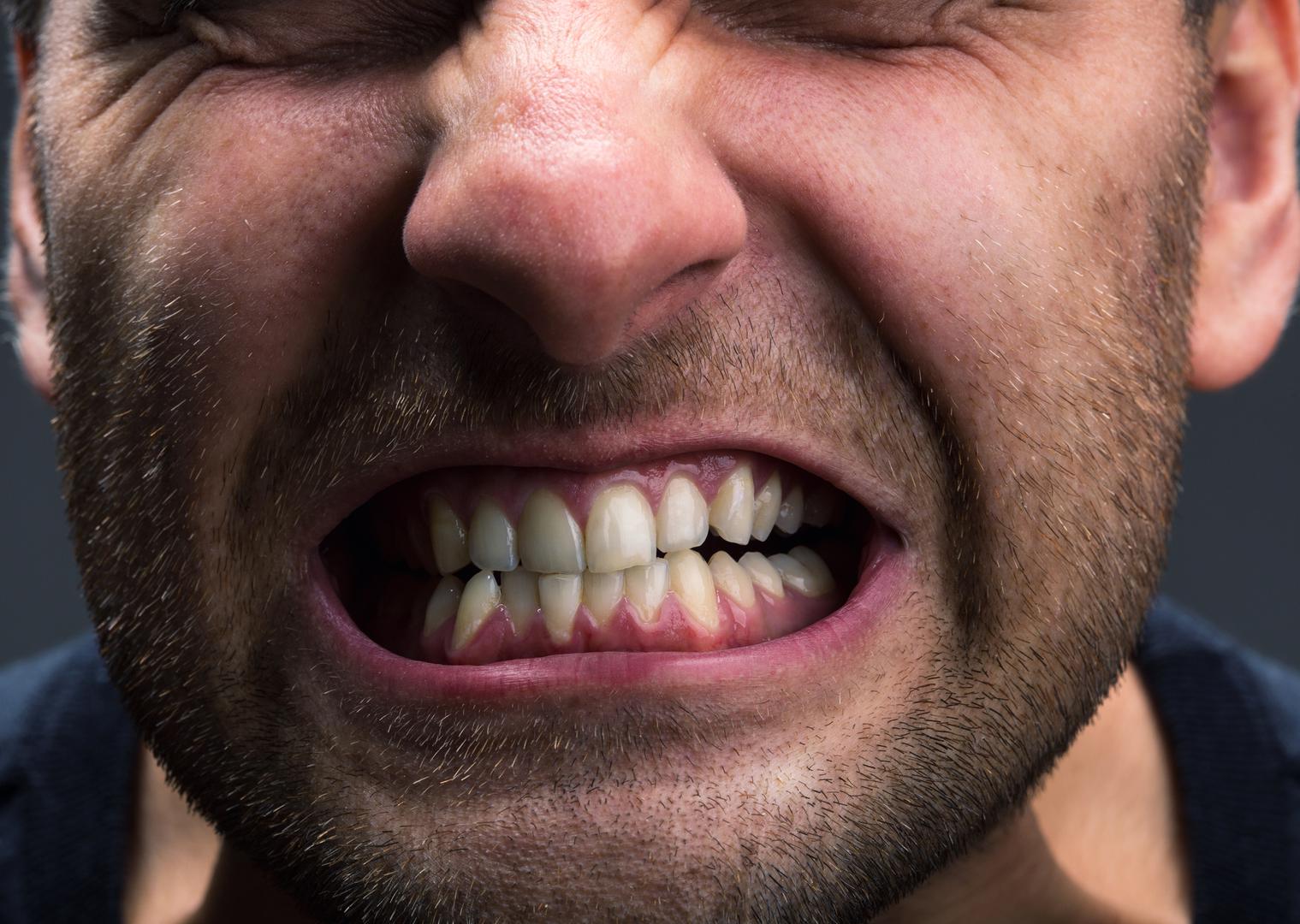 Škrgutanje zubima – Ako škrgućete zubima dok spavate, za vas je idealna pozicija za spavanje ona na leđima. Tako opuštate mišića vilice koja se prirodno rastegne i tako vas sprečava u nesvjesnoj navici koja vam oštećuje zube. 