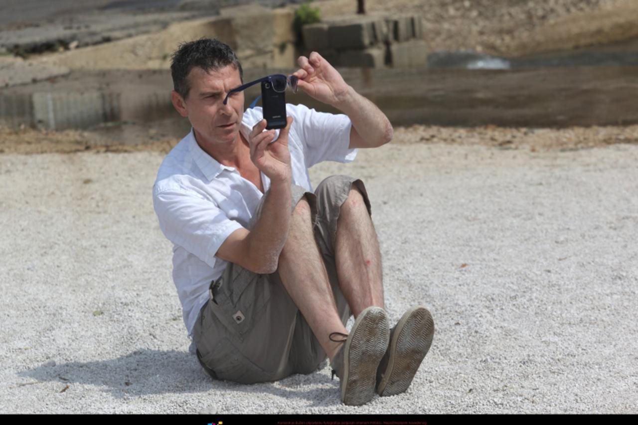 '26.08.2012., Zadar - Jak i iznenadan  vjetar prouzrocio velike valove te izazvao manje smetnje u prometu. Pjevac Massimo Savic odmara se u svom rodnom gradu Zadru. Primjetivsi velike valove Massimo j