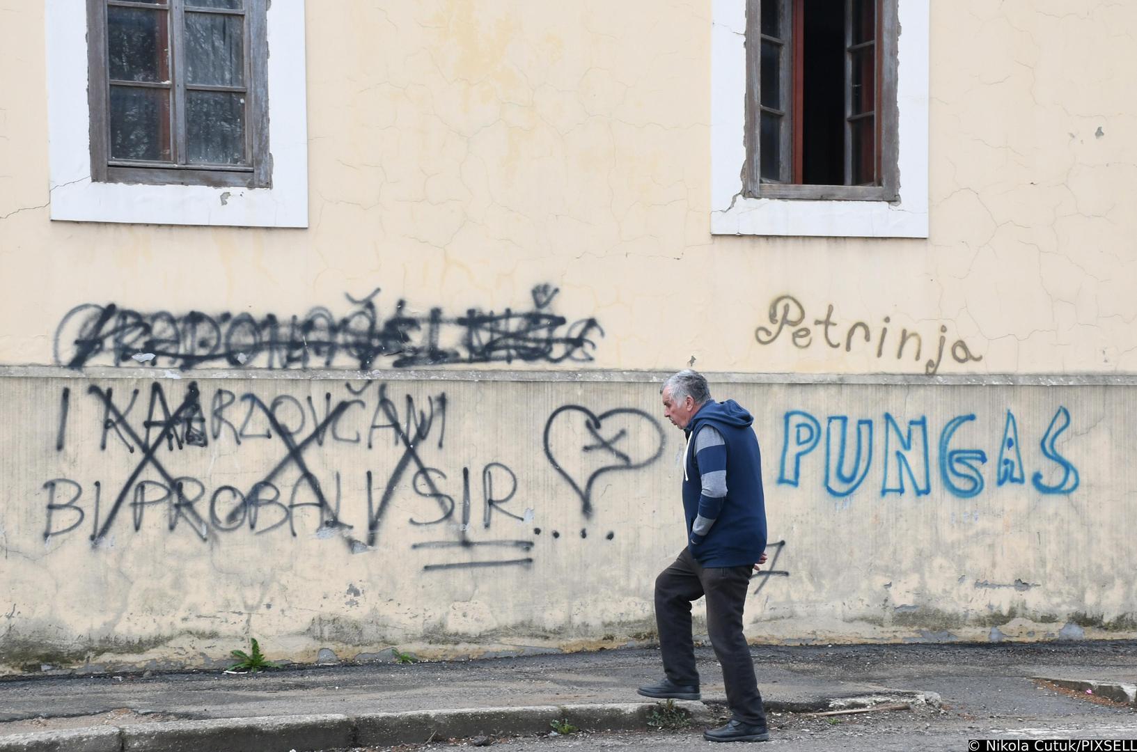 07.04.2022.,Petrinja - Ovih dana u centru Petrinje, na proceljima ostecenih poslovnih prostora i stambenih objekata koji nisu u uporabi nakon potresa, nepoznati pocinitelj ili vise njih je sprejem ispisao razne crteze i natpise. Policija provodi kriminalisticko istrazivanje s ciljem otkrivanja pocinitelja ovog vandalskog cina. Photo: Nikola Cutuk/PIXSELL
